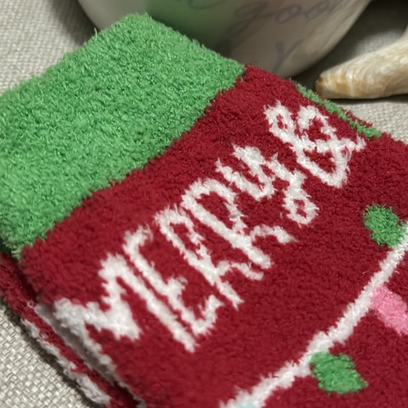 NWT Aloe Infused Cozy Socks-Holiday Themed-Wmns Sz 5-11-Red/White - Picture 3 of 7